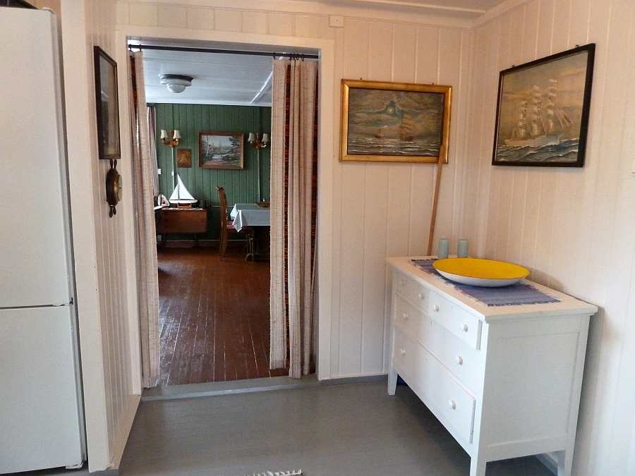 Der Flur im Bereich des Zugangs zur Küche (links) und zum Wohnbereich (geradeaus)