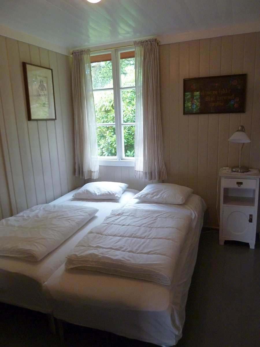 Eines der zwei Schlafzimmer mit jeweils zwei Einzelbetten - diese können wie hier gezeigt bei Bedarf zum Doppelbett zusammen gestellt werden