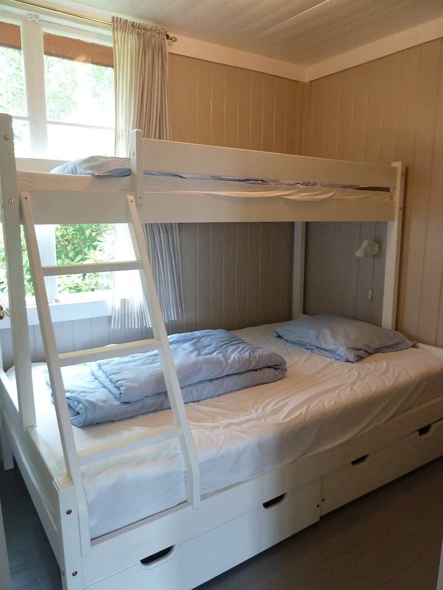 Das Schlafzimmer mit einem Norwegischen Familienbett - Etagenbett, das unten 120 cm breit ist