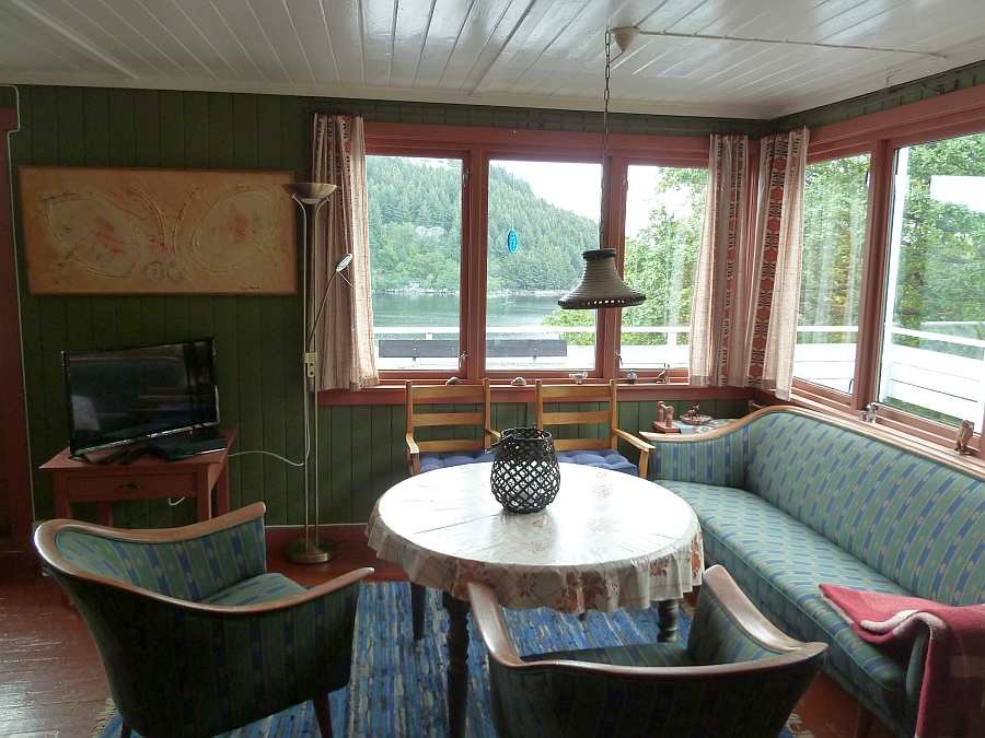 Die gemütliche Sitzecke des Ferienhauses mit direktem Blick auf den Fjord