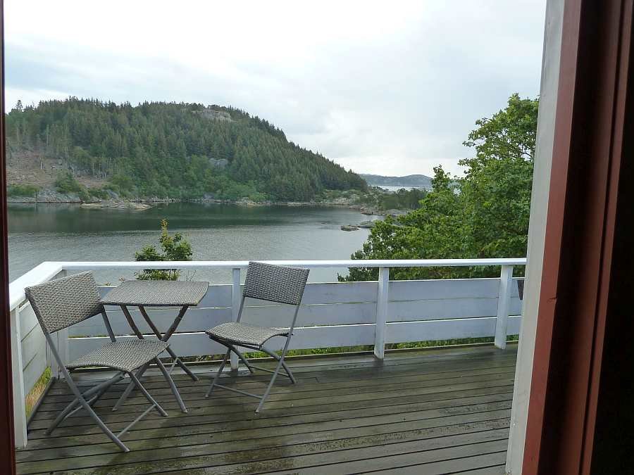 Vom Wohnbereich hat man einen direkten Zugang zur Veranda an der Fjordseite