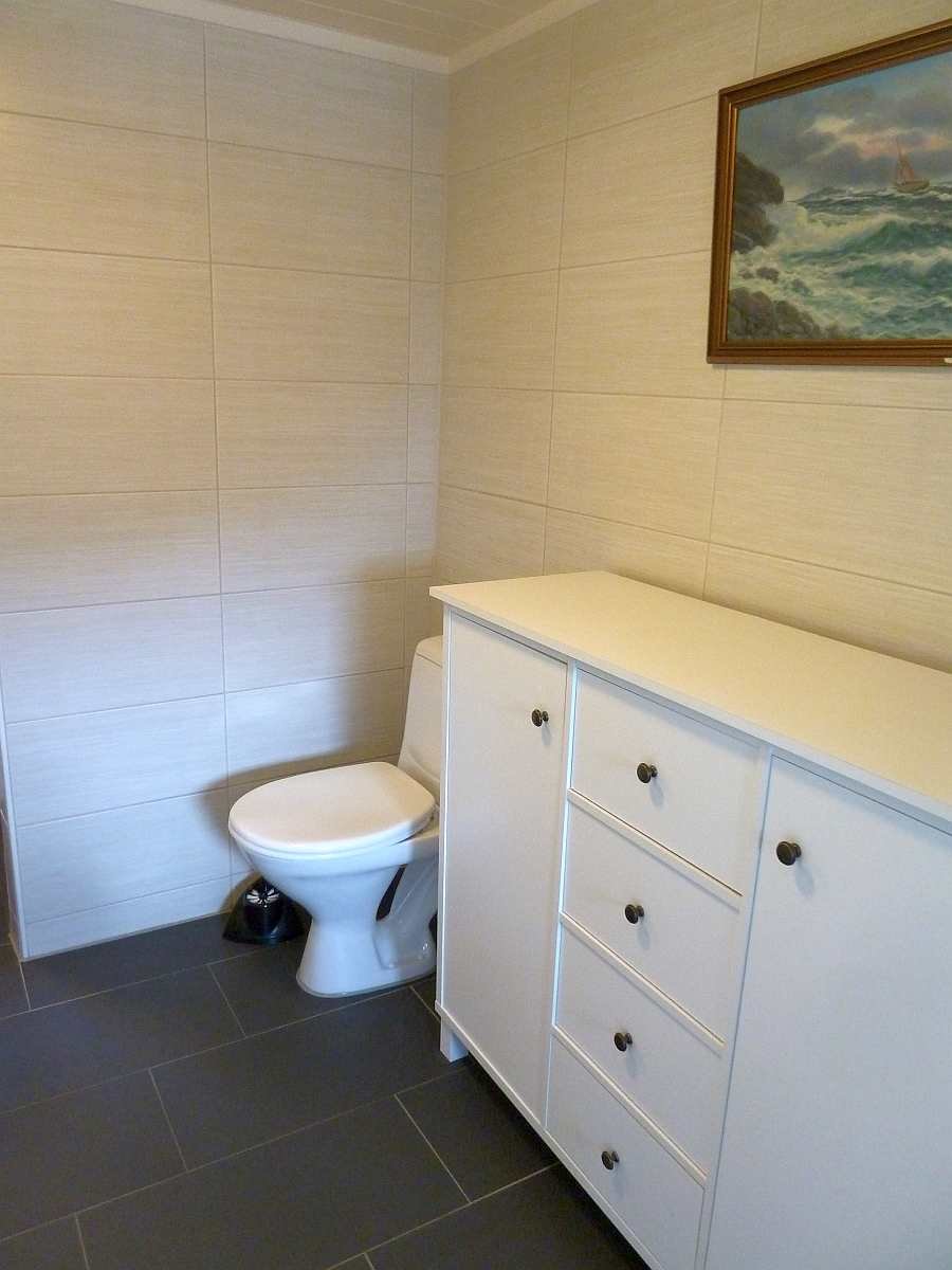 Das Bad ist geräumig mit ausreichend Platz