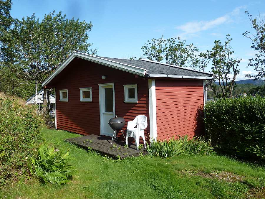 Der zusätzliche Schuppen im Garten dient als Stauraum für Angelgerät. Hier findet sich auch die Gefriertruhe zum Einfrieren Ihrer Fänge