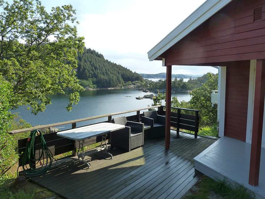 Der weitere Sitzbereich - die zusätzliche Terrasse am Haus, natürlich  ebenfalls mit Fjordblick