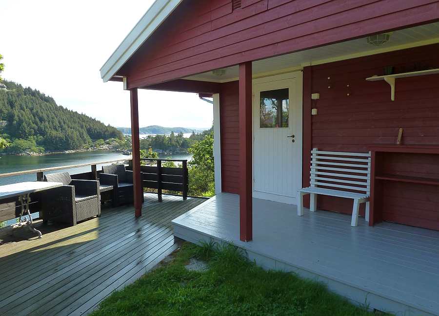 Der Eingangsbereich des Ferienhauses - die kleine Veranda am Eingang ist überdacht. Hier kann man bei Bedarf geschützt sitzen