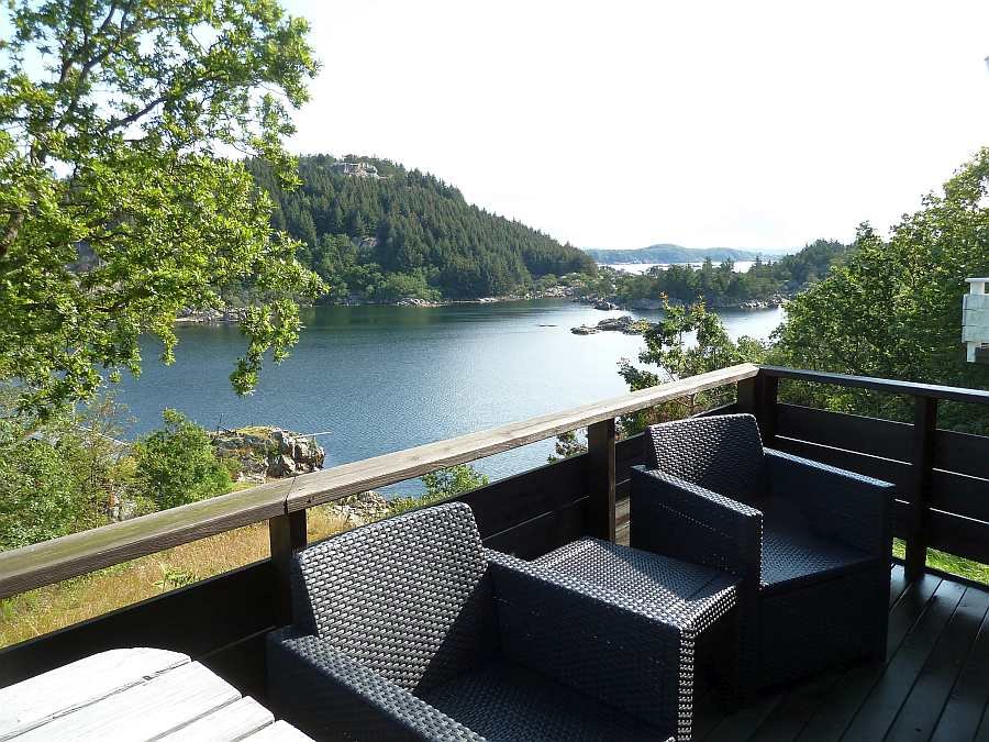 Blick von der Terrasse auf den Eikvåg-Fjord