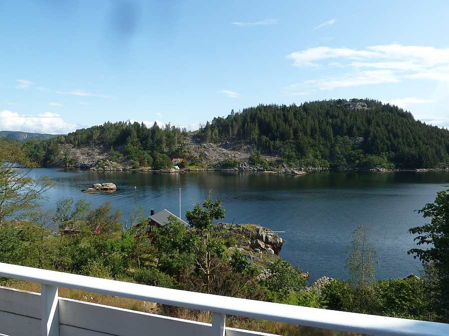 Hier auf der Veranda mit herrlichem Blick (hier in den Fjord hinein) kann man es zweifelsfrei aushalten...