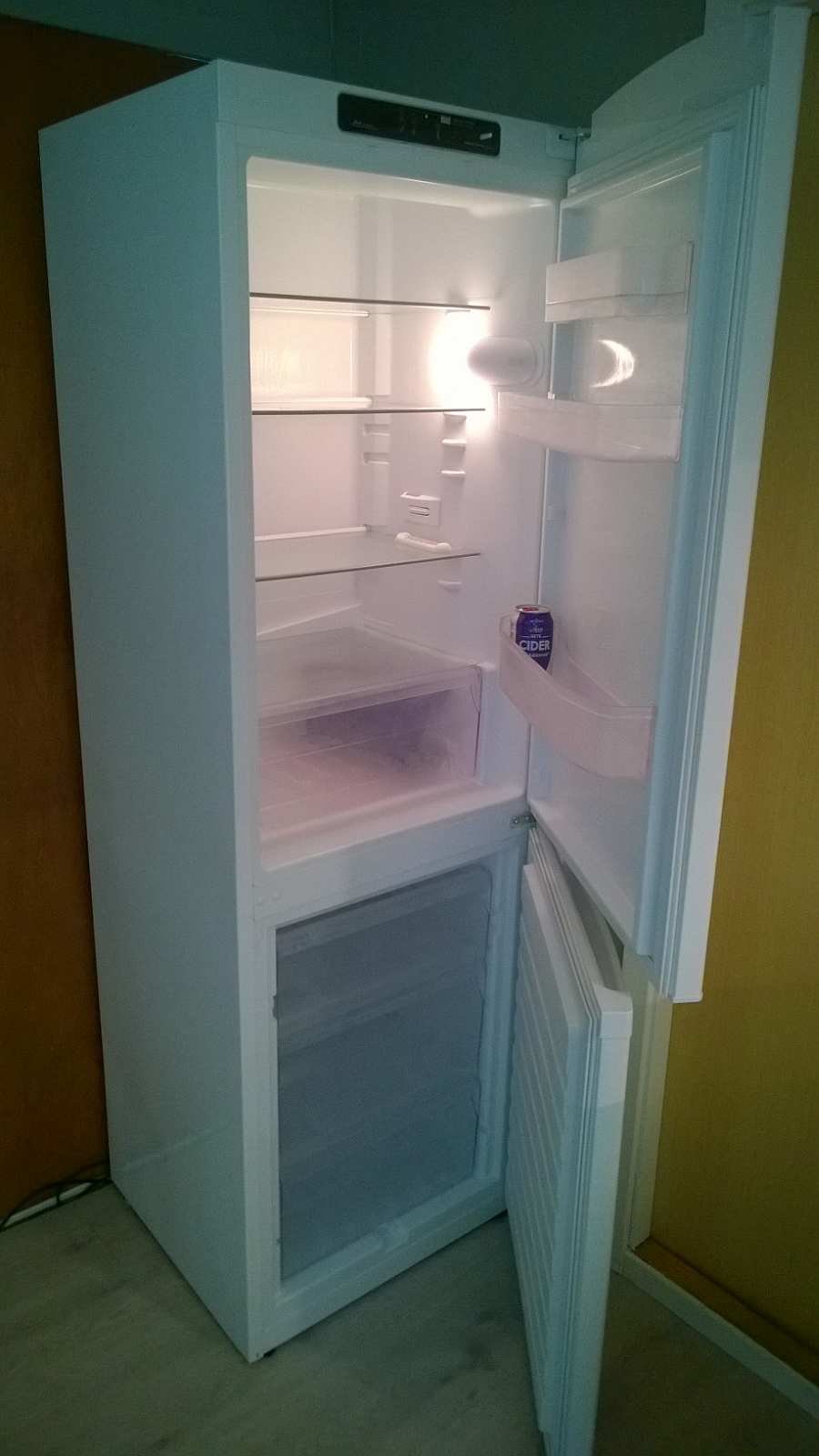 Die große Kühl-Gefrierkombination in der Küche