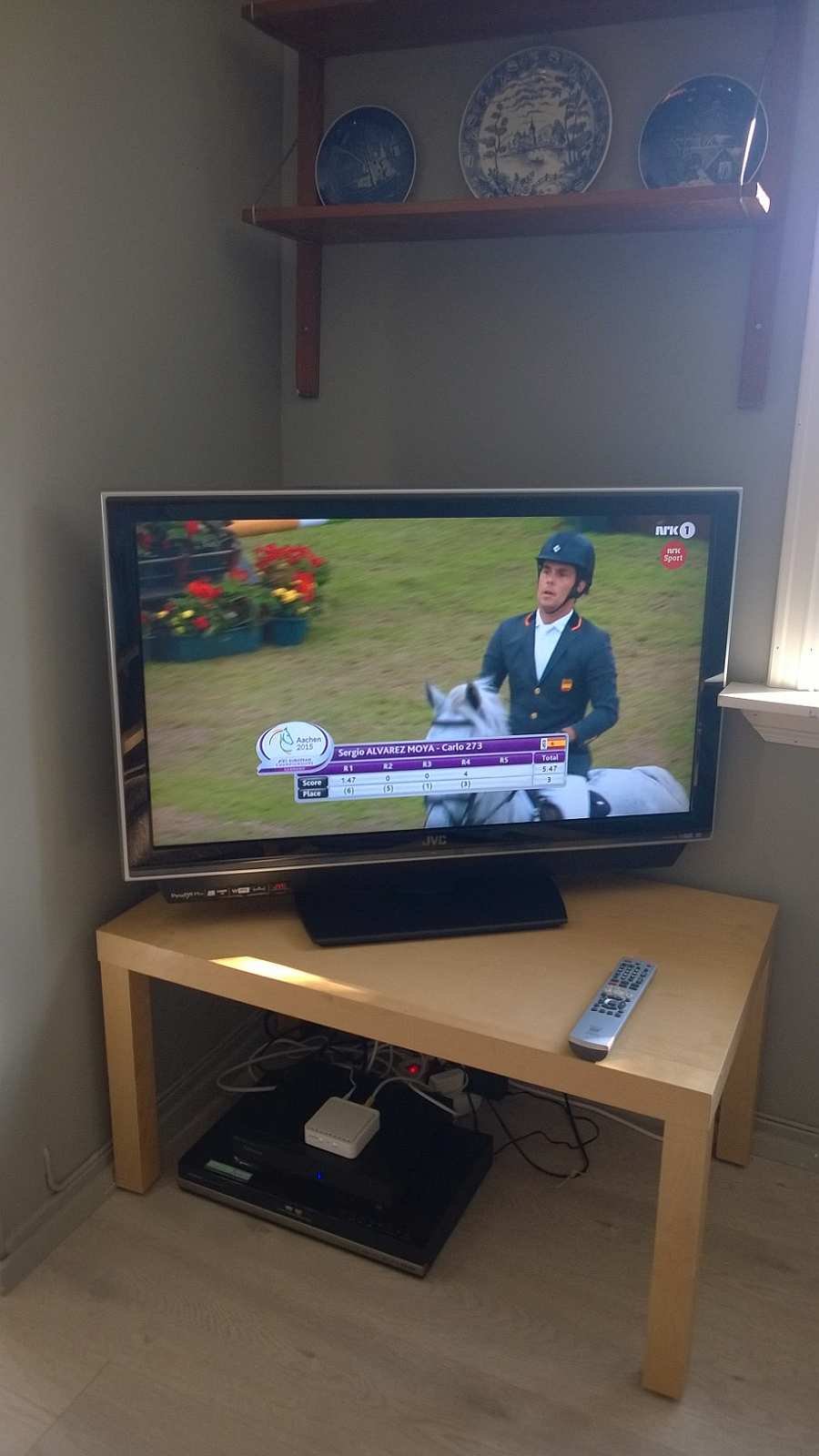 Fernsehen und DVD vorhanden - zusätzlich besitzt der Fernseher einen Internetanschluß