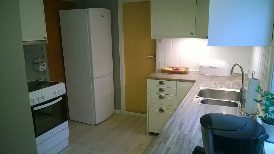 Die Küche ist vom Geschirrspüler bis zum Wasserkocher komplett augestattet