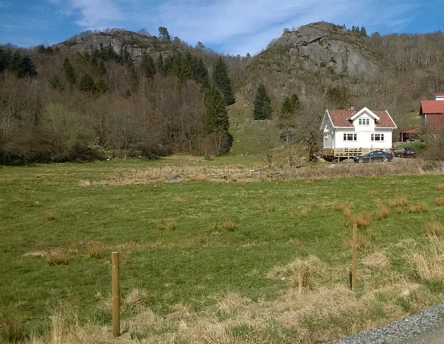 Blick auf Haus Vika und das große Grundstück