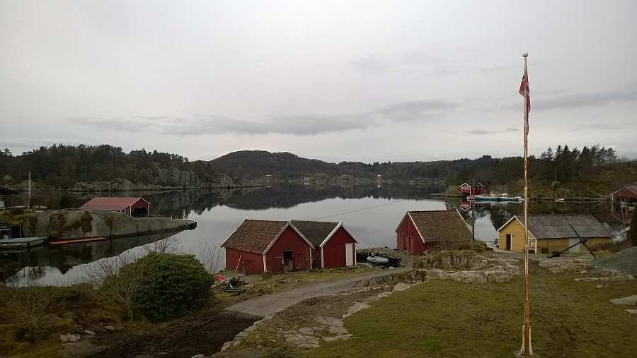 Blick auf den eigenen Bootsschuppen und den dazugehörigen Bootsliegeplatz (graues Boot)