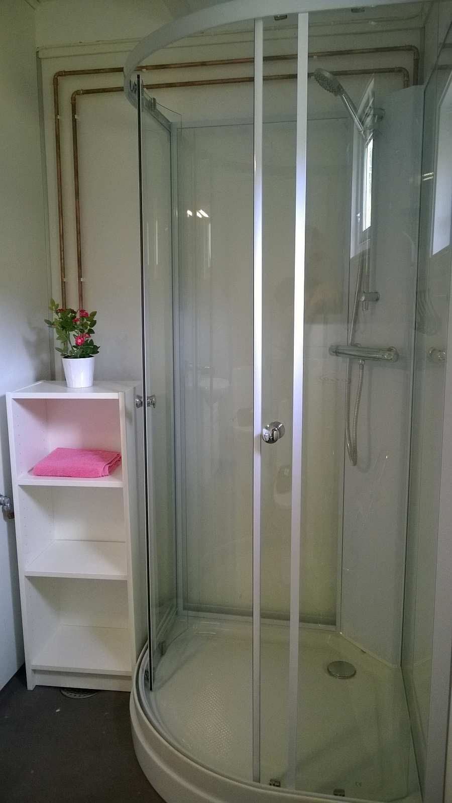 Das Badezimmer des Hauses mit Dusche