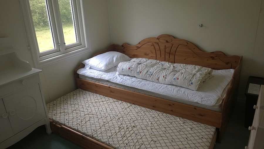 Ein Schubladenbett wird auseinander gezogen zu zwei Einzelbetten