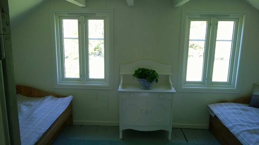 Das Schlafzimmer mit den beiden Schubladenbetten... (hier zu zwei Einzelbetten zusammengeschoben)