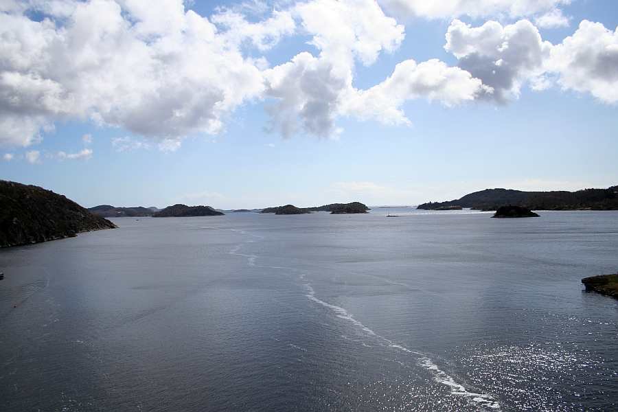 Ausfahrt aus dem Fjord durch die vorgelagerten Inseln Richtung offenes Meer - Fahrzeit nur ca. 20 Minuten