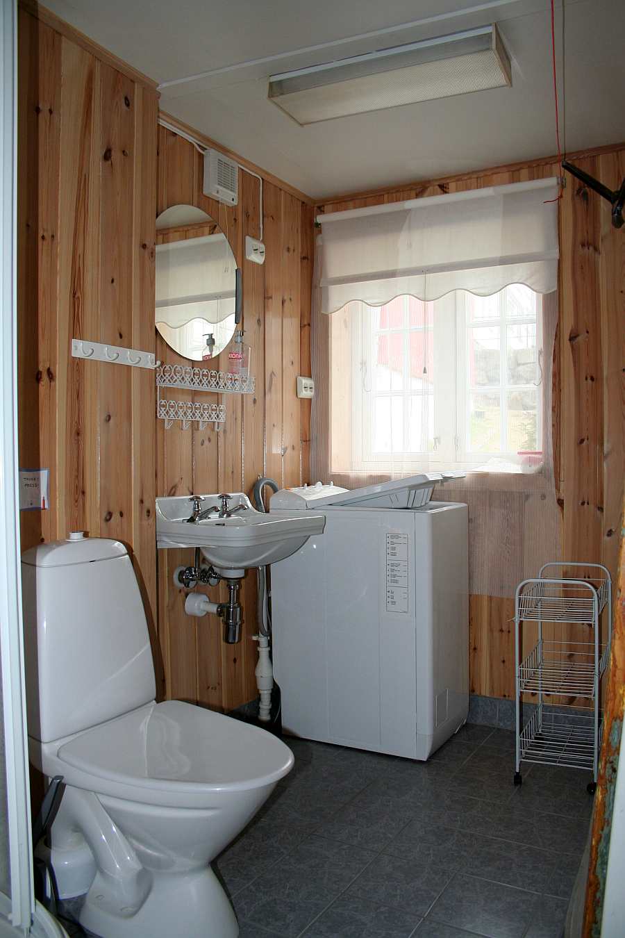 Haushälfte Westersiden No.8: Das Badezimmer mit Dusche, WC , Waschmaschine und Fußbodenheizung