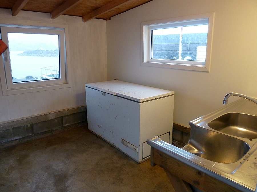 Jede Haushälfte verfügt über einen eigenen Schuppen am Wasser. Hier kann man seine Angelsachen lagern. Es steht in jedem Schuppen jeweils eine eigene Gefriertruhe und eine Spüle zur Verfügung. Ein gemeinsamer Filetiertisch befindet sich im Außenbereich