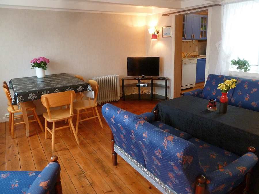 Wohnbereich in Haushälfte Westersiden No.8 mit Sitzecke, Sat.TV und Esstisch