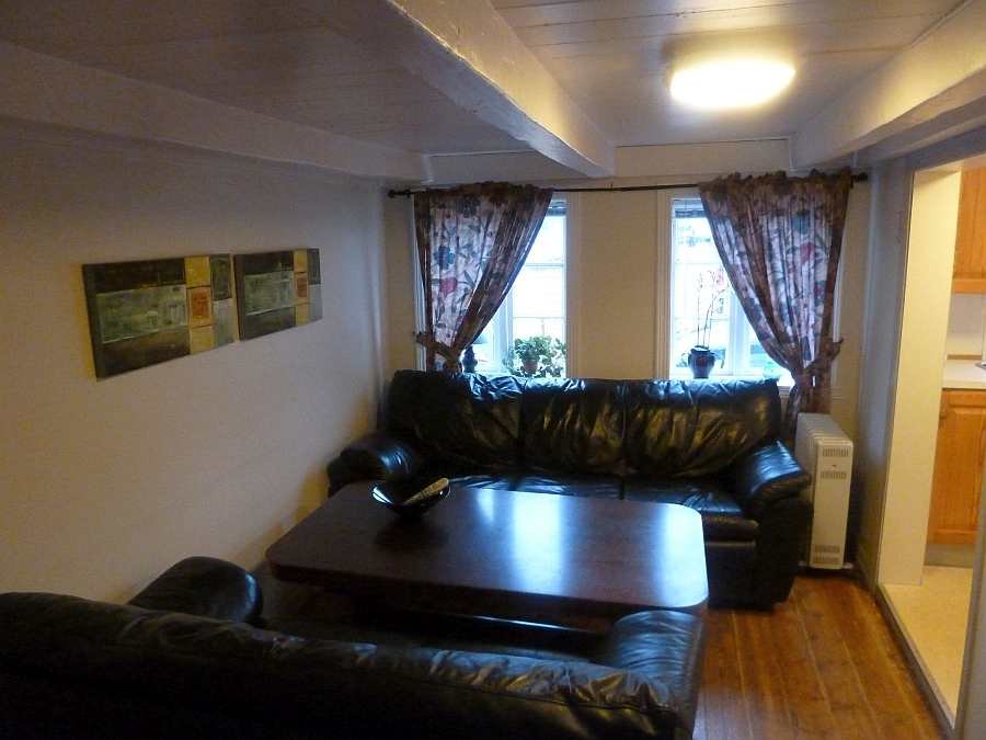 Der kleine Wohnbereich in Haushälfte Westersiden No.9 mit Sitzecke und Sat.TV