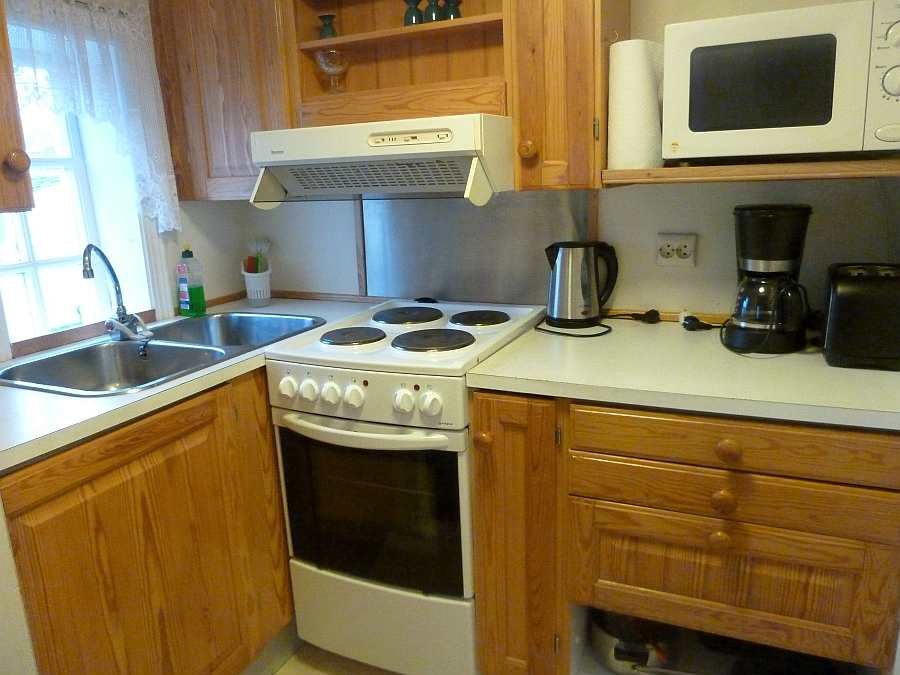 Die Küche ist von der Mikrowelle bis zum Toaster gut ausgestattet
