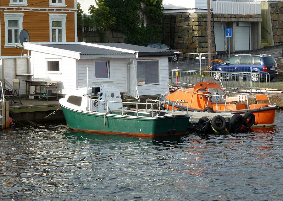 Die Dieselboote liegen am eigenen Bootssteg direkt vor dem Haus