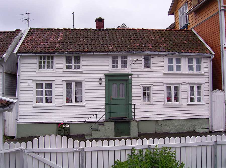 Ferienhaus Westersiden in Farsund: hier Eingang Haushälfte  No.8 für max. 5 Personen  (empfohlen max. 4 Personen)