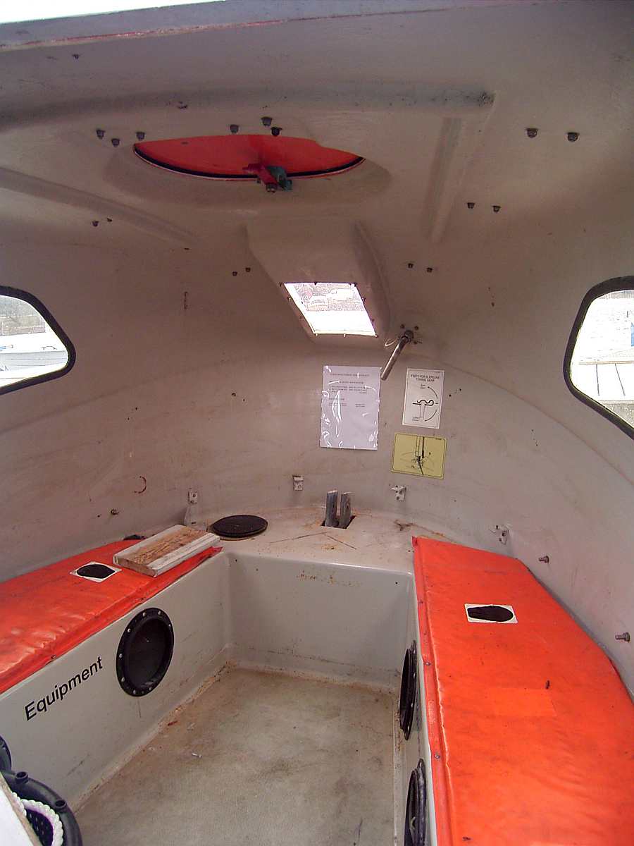 Die Schlupfkabine des Dieselbootes >Stitch<. Diese kann im Notfall drucksicher verschlossen werden und macht das Boot somit unsinkbar