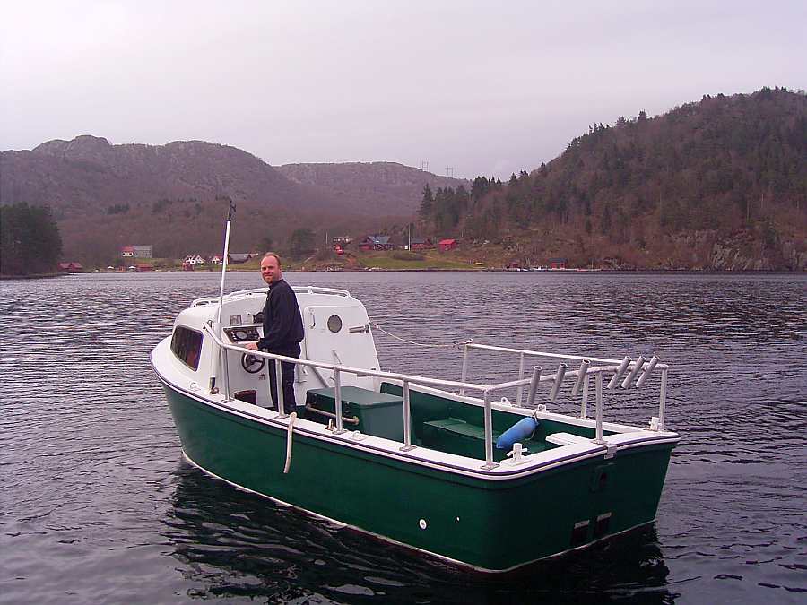 Eines der zwei buchbaren Boote: Dieselboot >Stitch< - 21 Fuß/50 PS, e-Starter, Steuerstand, Schlupfkabine, Echolot und Rutenhalter - ein echtes Kraftpaket!