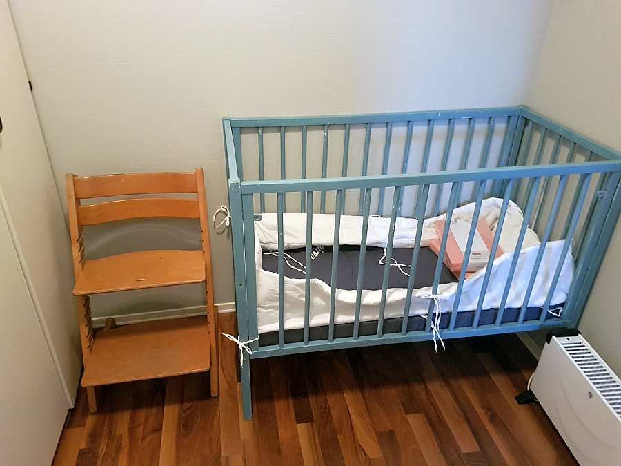 Ein Kinderbett und ein Kinderhochstuhl stehen zur Verfügung