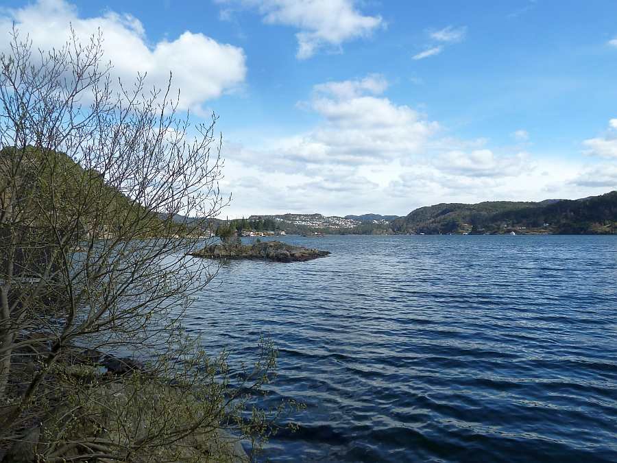 Blick vom Bootsliegeplatz Richtung dem Ort Flekkefjord