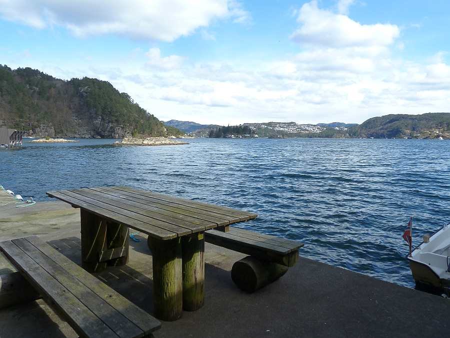 Sitzbereich an der eigenen Bootsanlegestelle