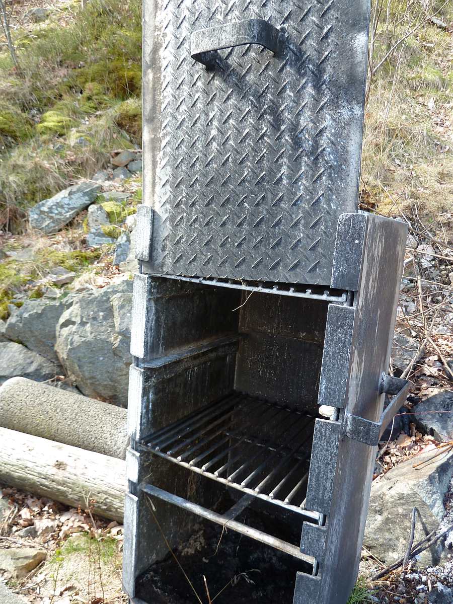 Am Bootsliegeplatz steht ein einfacher Räucherofen zur Verfügung