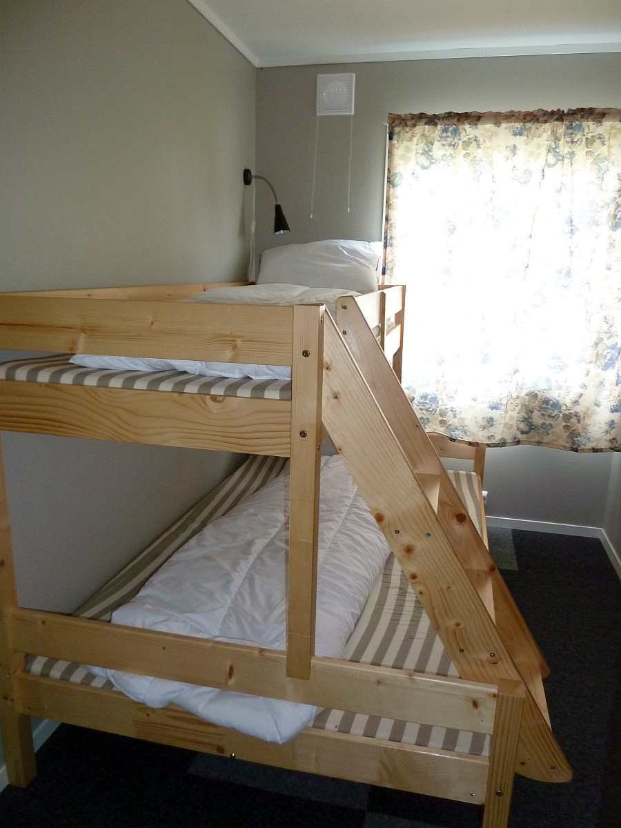 Eines der zwei Schlafzimmer mit jeweils einem Etagenbett (unten 120 cm breit)