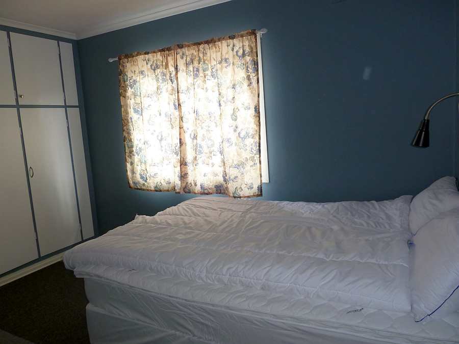 Das Schlafzimmer des Ferienhauses mit einem Doppelbett