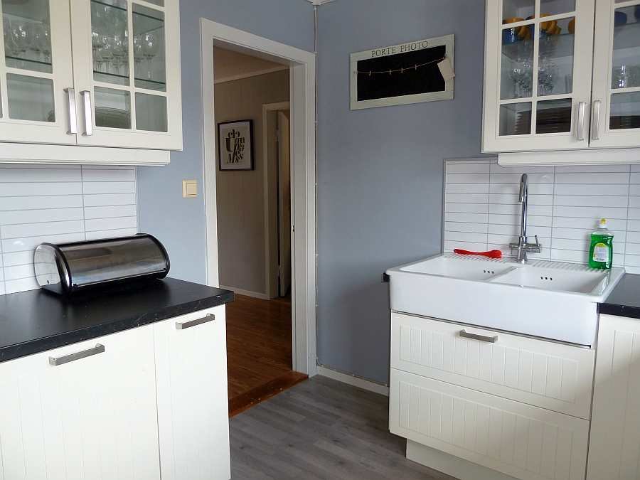 Die Küche ist hell und freundlich mit Blick auf den Fjord