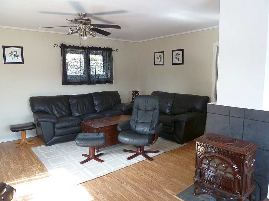 Der Wohnbereich mit Sitzecke und gemütlichem Holzofen