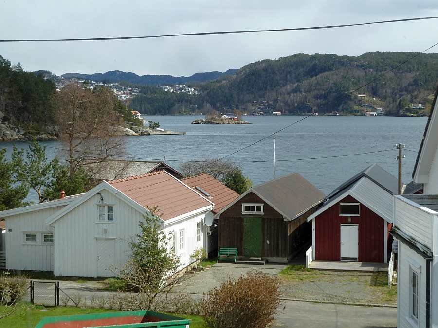 Blick aus dem Wohnbereich auf den Fjord