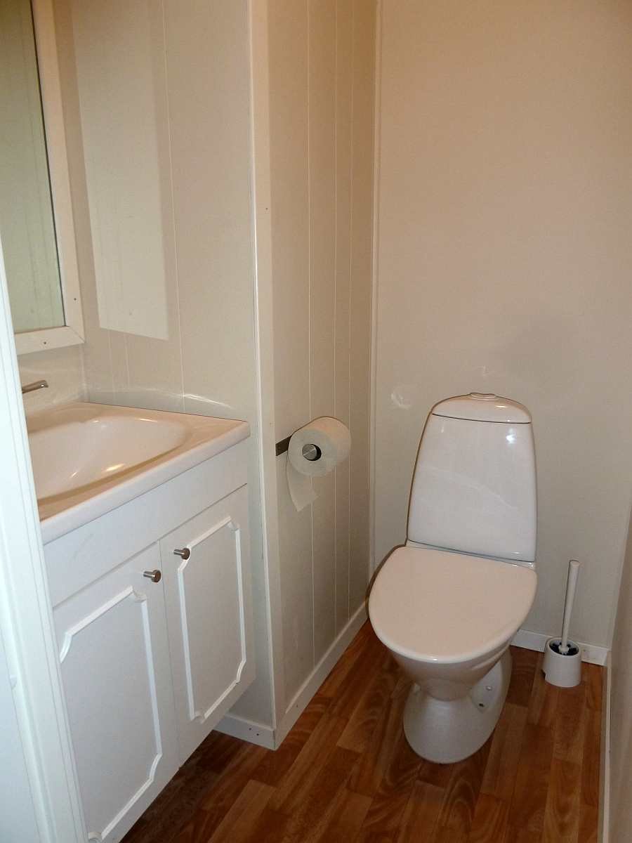 Der separate Toilettenraum mit Waschbecken