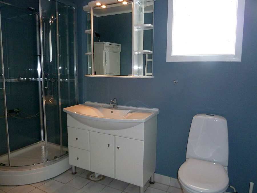 Das Badezimmer ist ansprechend und modern