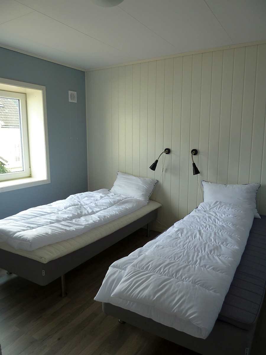 Schlafzimmer mit zwei Einzelbetten
