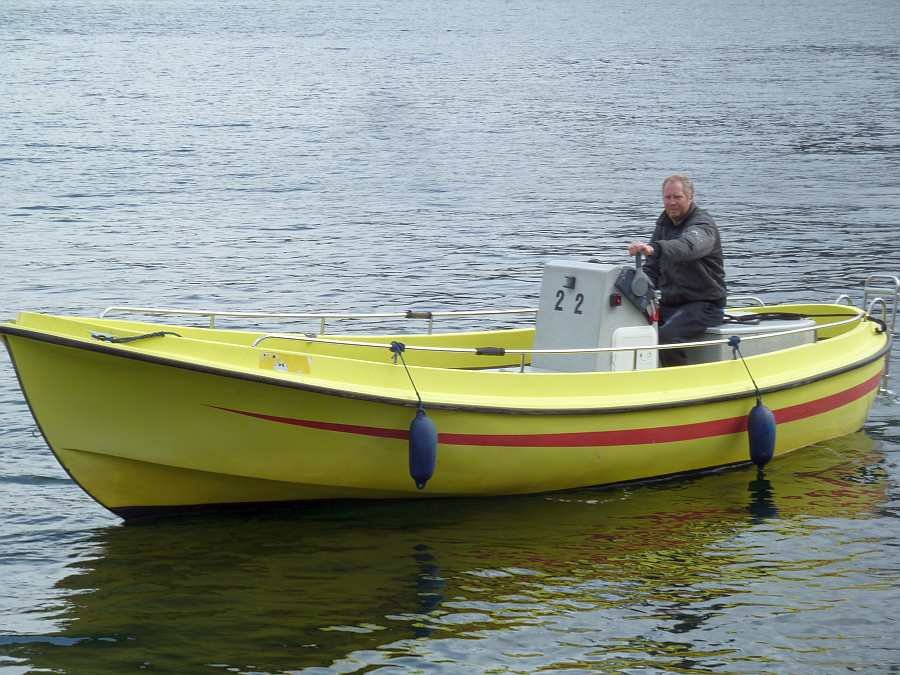 Bereits im Hauspreis enthalten:
Benzinkutter 21 Fuß/15 PS, 4-Takter, e-Starter, Steuerstand, Echolot