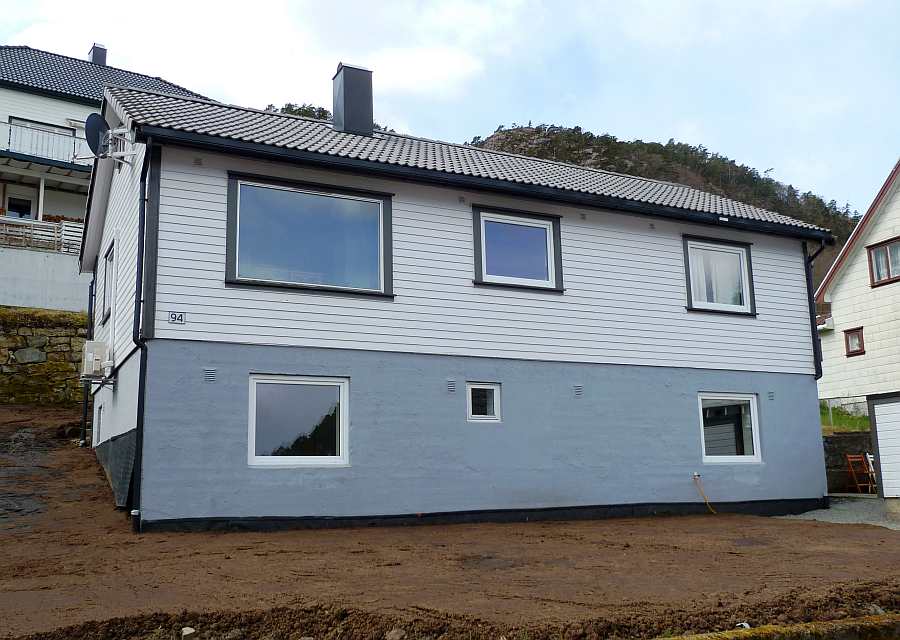 Das Ferienhaus wurde in 2017 außen und innen komplett neu renoviert (hier Stand Mai 2017 - die Außenarbeiten sind abgeschlossen, der Garten wird noch angelegt)