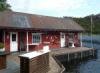 Die eigene Steganlage mit Bootshaus am Fjordufer