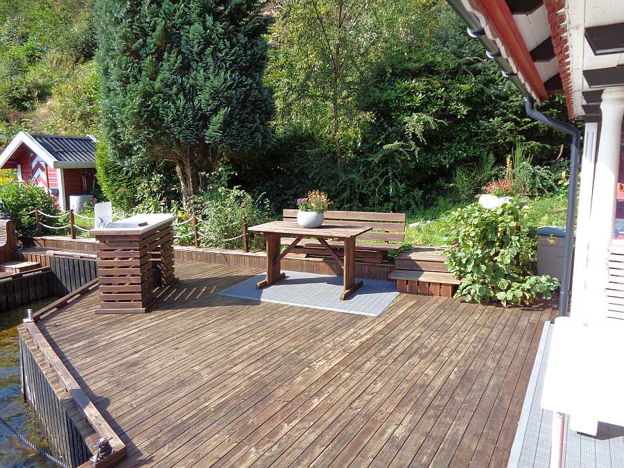 Hier gibt es verschiedene Sitzbereiche um angenehme Stunden hier direkt am Fjordufer zu verbringen. Dieser Steg gehört nur Ihnen!