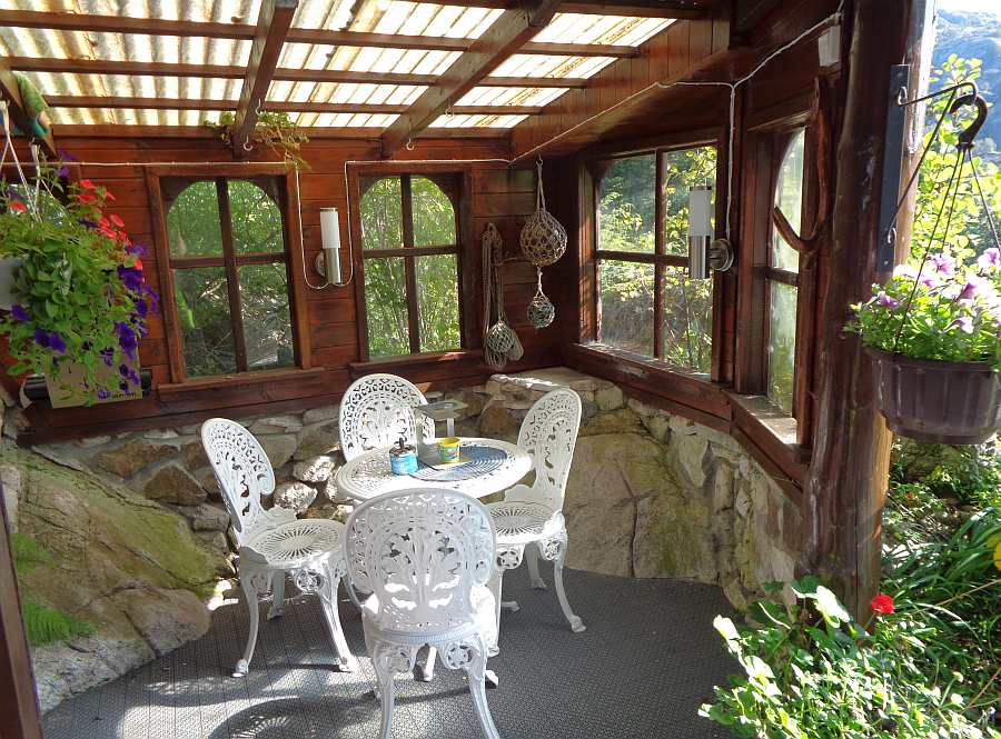 Ein weiterer Sitzbereich - der offene Wintergarten neben der Terrasse