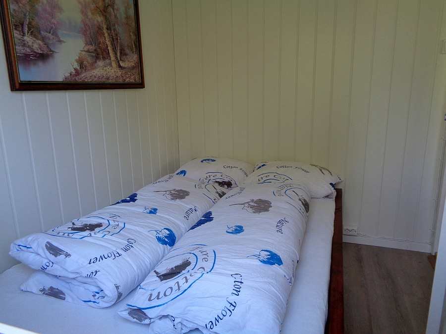 Das Schlafzimmer mit dem Doppelbett (120 cm breit)