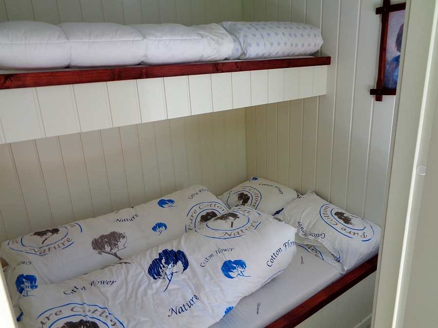 Das Schlafzimmer mit dem >Norwegischen Familienbett< - Etagenbett (unten 120 cm breit)