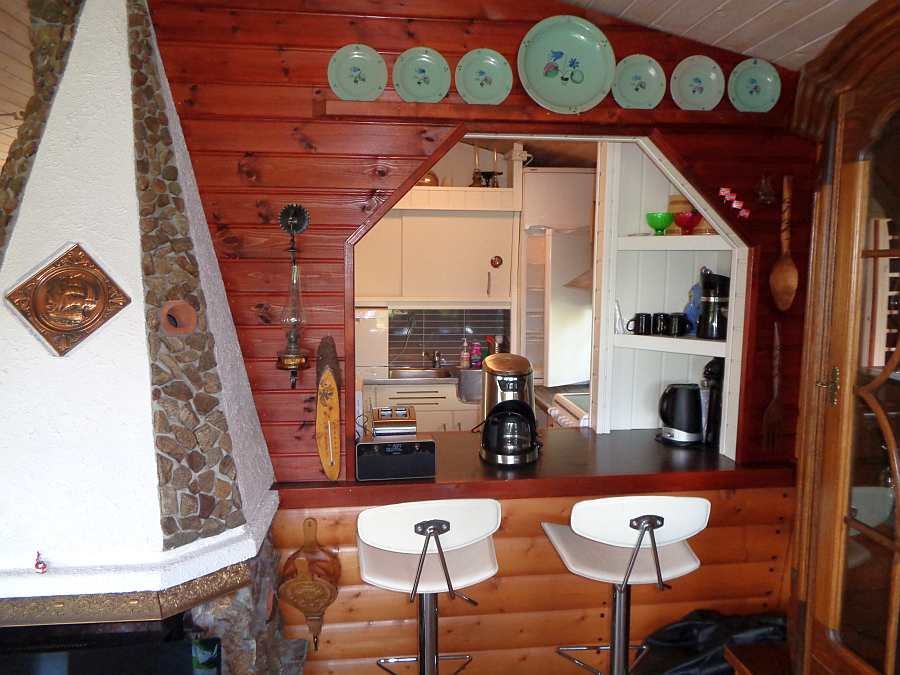 Die Theken-Durchreiche von der Küche zum Wohnzimmer mit Barhockern