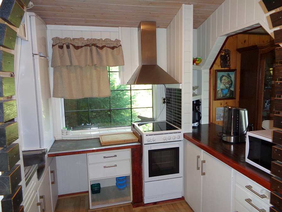 Die umfassend ausgestattete Küche des Ferienhauses